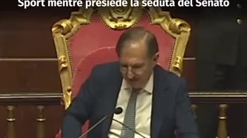 Il presidente del Senato La Russa legge la Gazzetta dello Sport durante la seduta