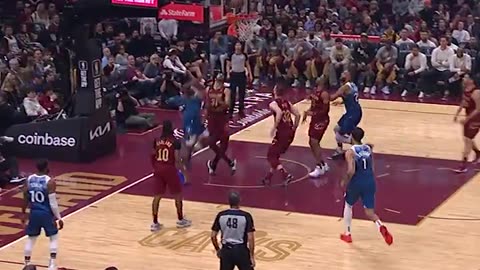 Edwards Attacks Rim Early for And-1! Timberwolves vs. Cavaliers