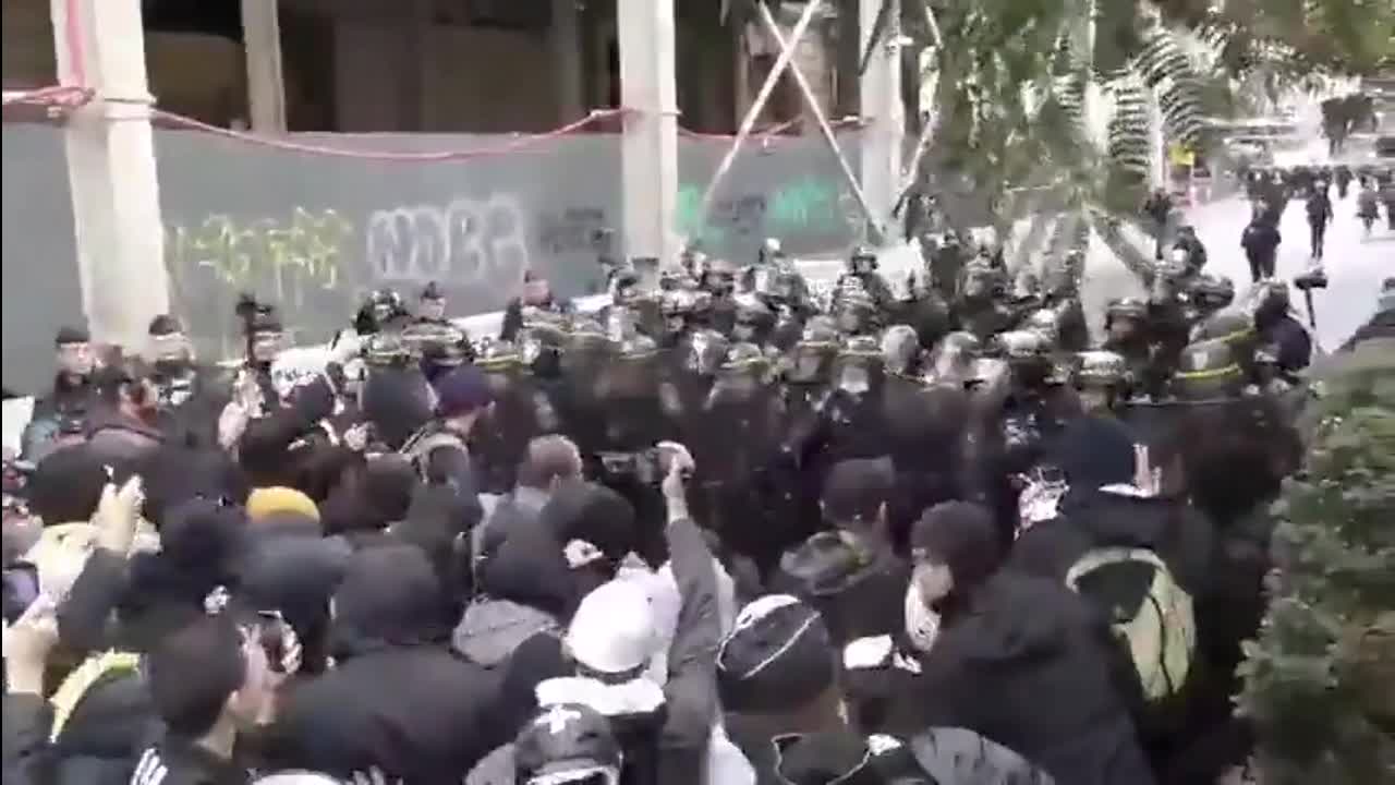 Paris protests against convid-19 passports and mandates today
