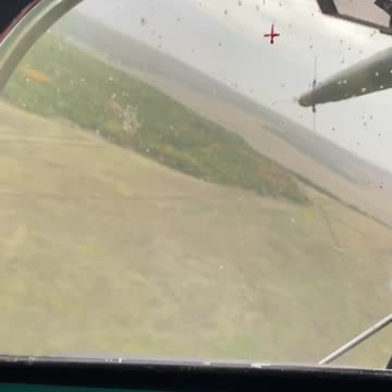 Střelba z palubního kanónu ruského vrtulníku nad Záporožím