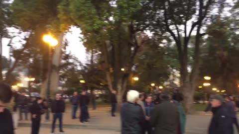 В Сухуми протестующие рассредоточились группами заняв площадь и парк перед драмтеатром.