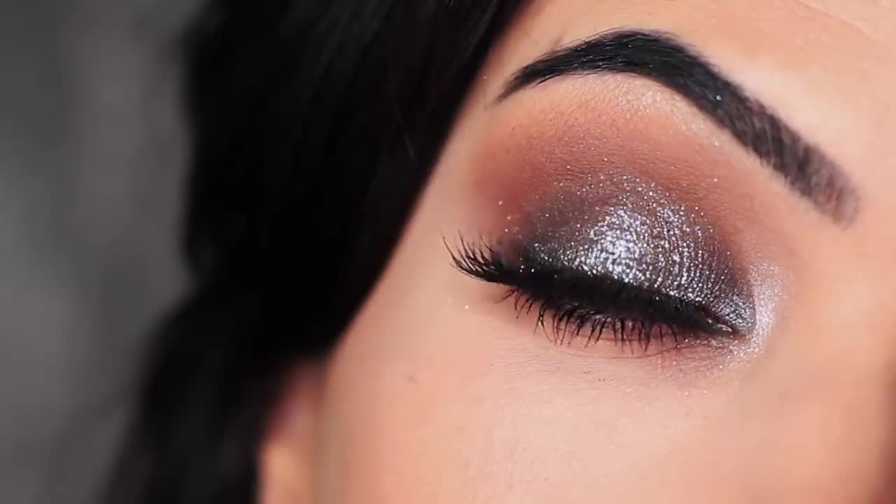 Night clubbing Shimmery-Smoke-y Eye Make-Up