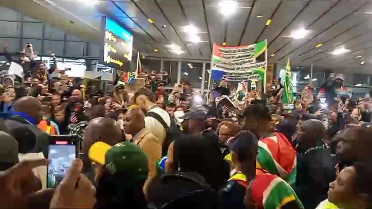 Fans at OR Tambo applaud as they welcome back the South Africa Rugby team