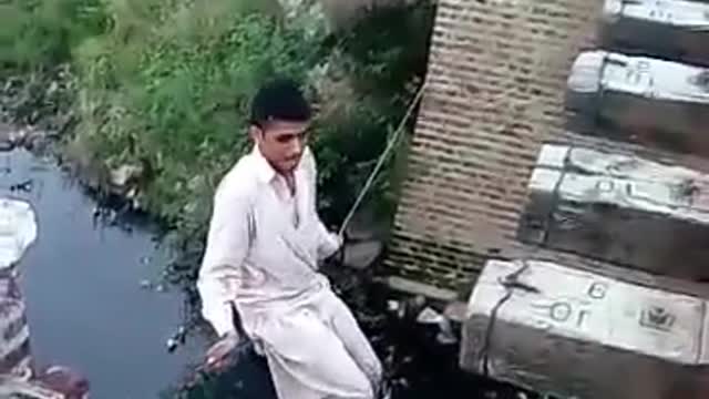 Ek larka jo k bekhof ho k stuant dikha raha