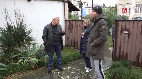 В Сухуми греки из своего дома выселили абхаза
