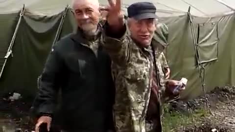 Opilá jednotka ukrajinských vojáků nedaleko fronty u Nikolajeva