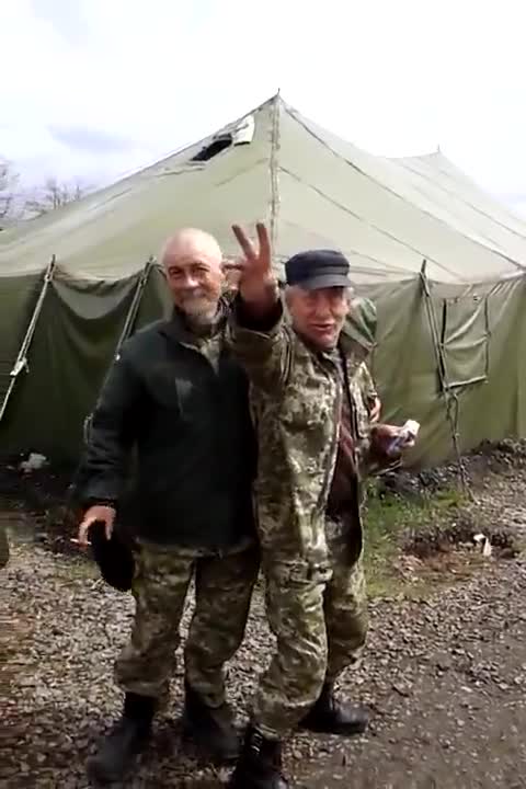 Opilá jednotka ukrajinských vojáků nedaleko fronty u Nikolajeva