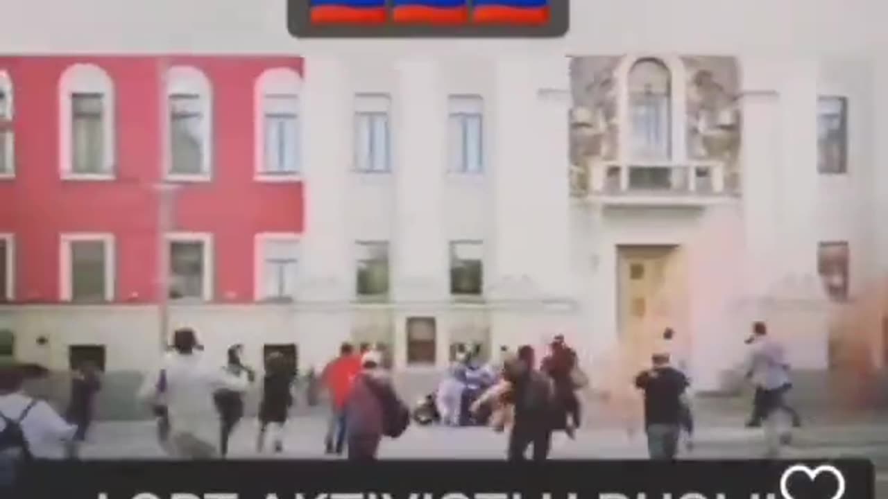 Αυτό συνέβη το 2015 στη Μόσχα , όταν μερικοί ακτιβιστές LGBQ προσπαθούν να ξεκινήσουν μια παρέλαση.