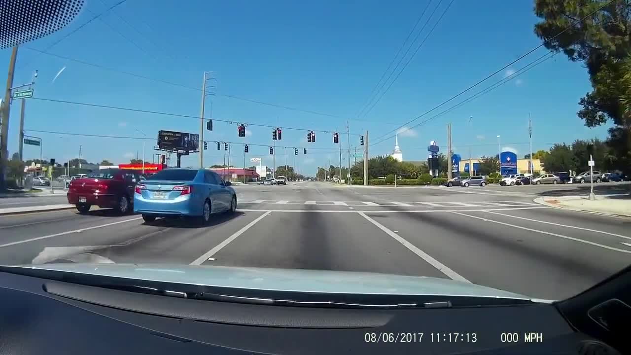 Corvette ZR1 a toda velocidad casi vuela por los aires en una intersección