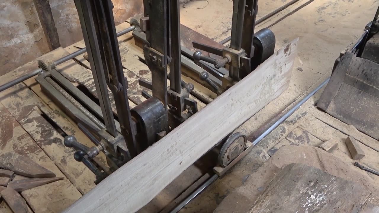 Split the Super Hard Dry Teak Wood Until the Saw Grinds the Sawmill Process