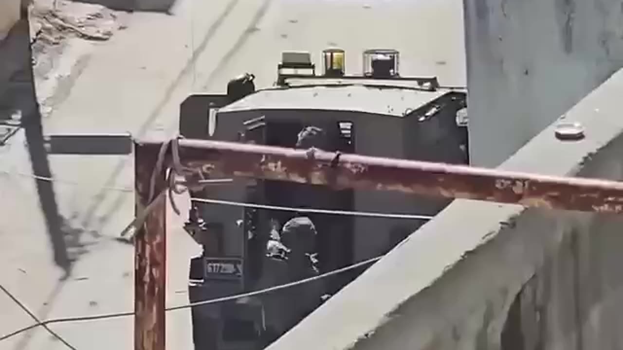 لحظة هروب قوات الاحتلال خلال الاشتباكات في مخيم الفارعة