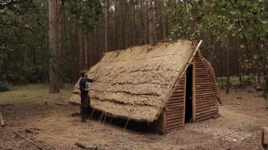 BUILDING A MEDIEVAL HOUSE