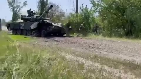 SOLDIER SERGEI SOSYURA DISABLES A RUSSIAN TANK BY JUMPING ON IT AND THROWING GRENADES INSIDE
