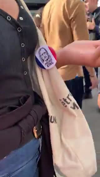 Enlever un badge de Didier Raoult pour passer ? la police est dans l'illégalité !
