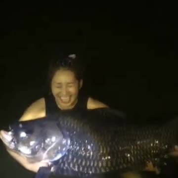 AMAZING BIG FISH CATCH BY A WOMAN IN A RIVER