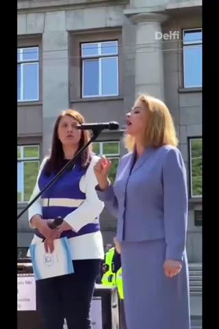 🇱🇻 Latvian Prime Minister booed at teachers' rally