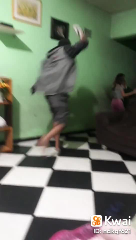 menina peida perto do pai