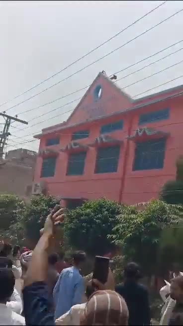 La folla islamista attacca diverse chiese cristiane nel Punjab, in Pakistan.