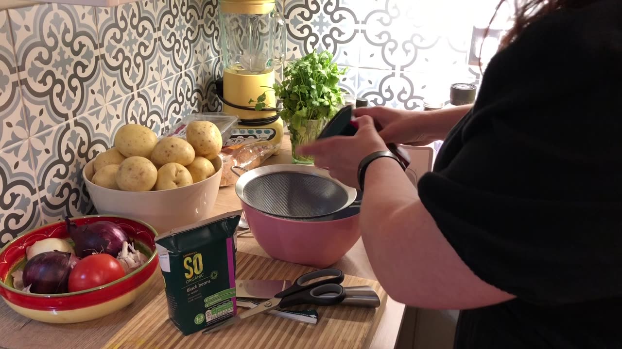 Judy happy food vegan bean burger and chips #veganrecipe