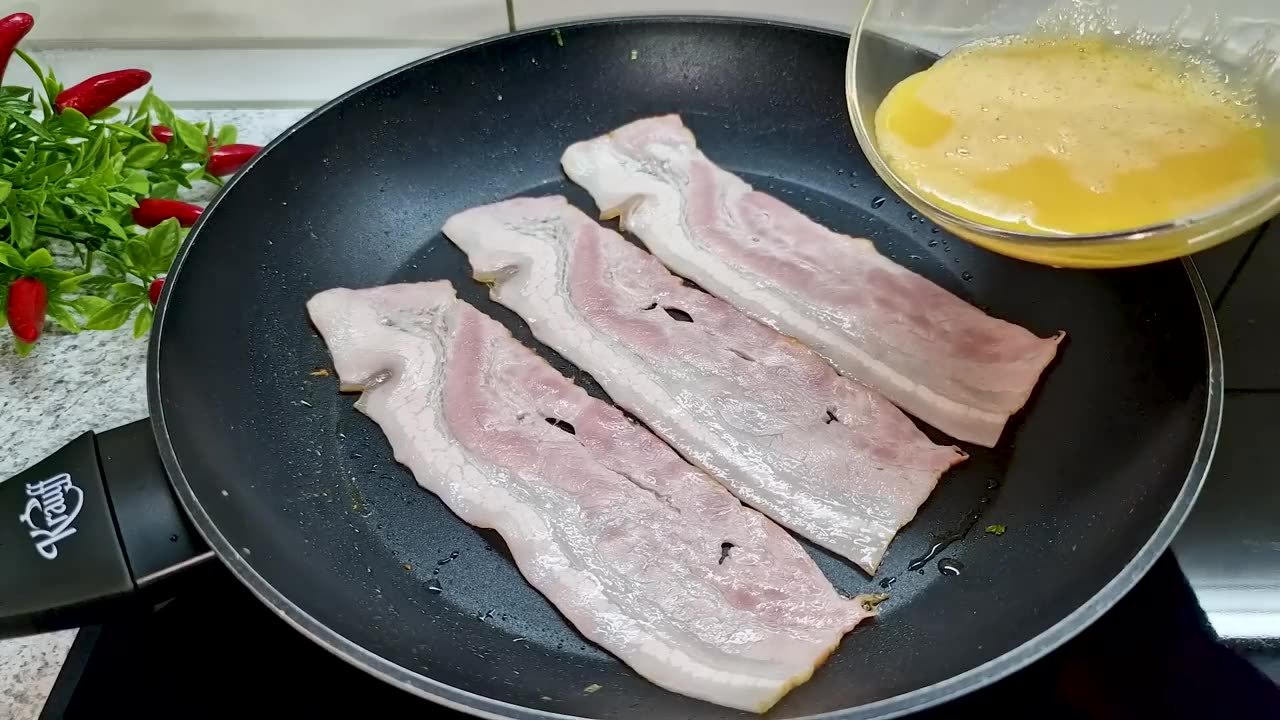 Just pour the egg on the bacon and the result will be amazing! Recipe in 5 minutes