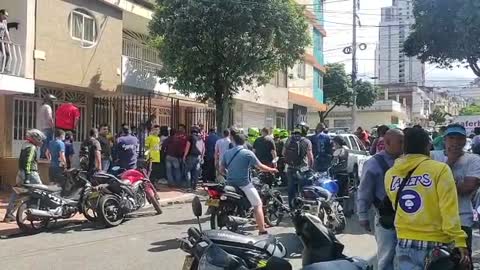 Y es que tras estrellarse, el hombre fue linchado por la comunidad.