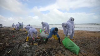 Tras el incendio del buque en Sri Lanka, autoridades ordenan labores de limpieza