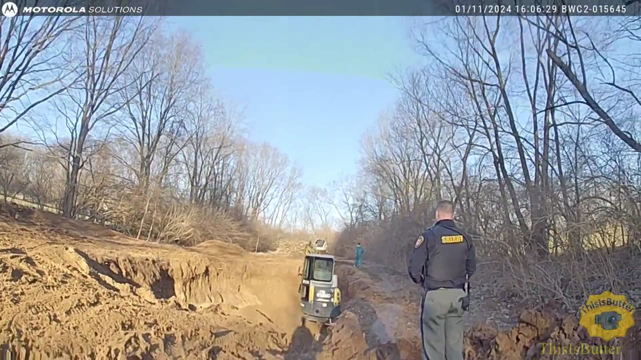 Body cam shows suspect lift deputy up in construction equipment