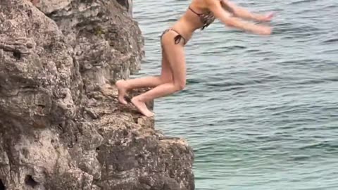 Beach Girls just want to have Fun🍹awesome cliff jumping