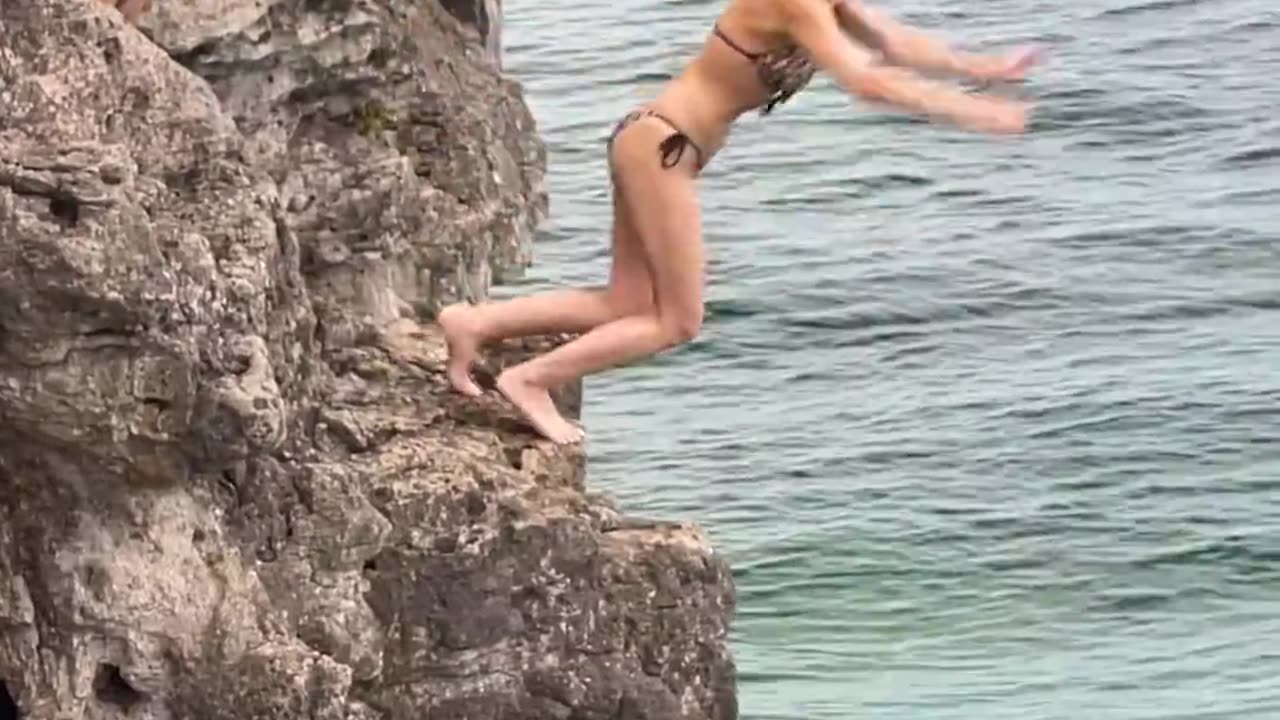 Beach Girls just want to have Fun🍹awesome cliff jumping