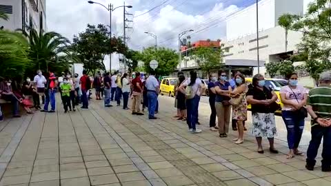 Video: Reportan largas filas en los puntos de vacunación en Floridablanca