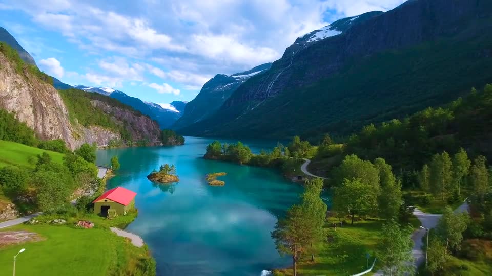 river on the edge of the mountain