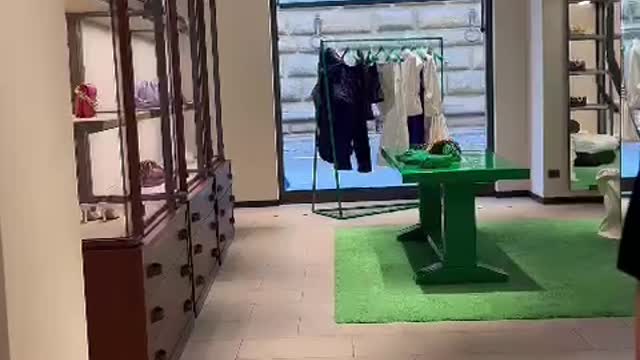 “NELLA BOUTIQUE ‘Bottega Veneta’, A FIRENZE, SI SONO RIFIUTATI DI SERVIRE UN CLIENTE PERCHE' RUSSO!!"😱😱👎