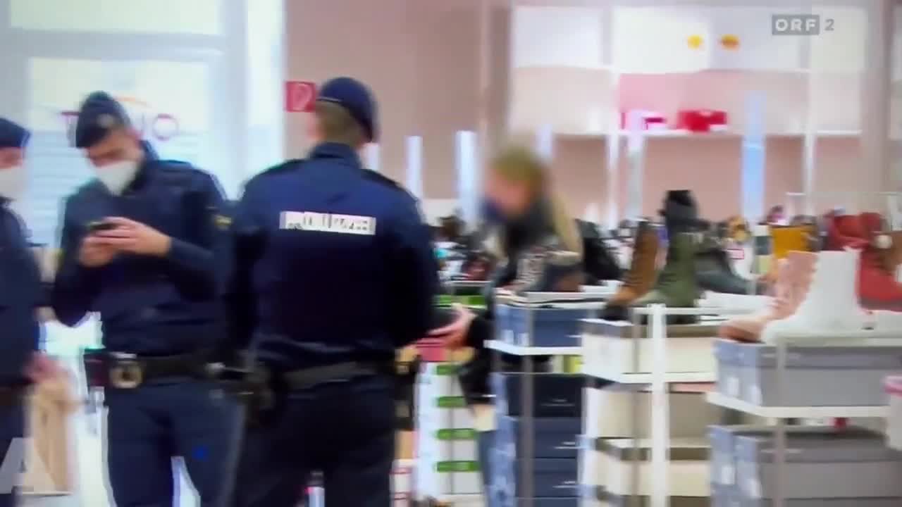 Austrian Police Randomly Check Vaccination Status of Shoppers After Lockdown of Unvaccinated