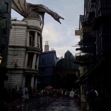 People Watching On A Rainy Day #wizardingworldofharrypotter #harrypotter #universalstudios