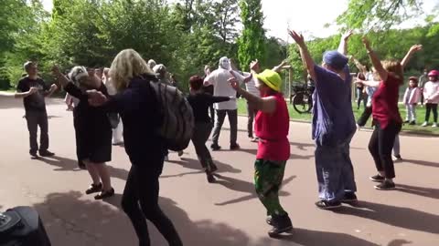 Les Masques Blancs Lyon Parc Tête D'Or dansent 22 mai.mp4