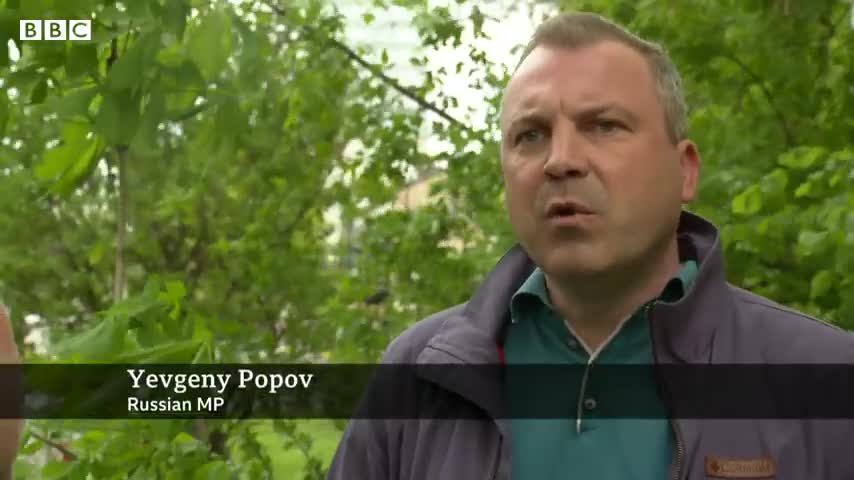 One Russian's anti-war protest on side of his shopping centre - BBC News