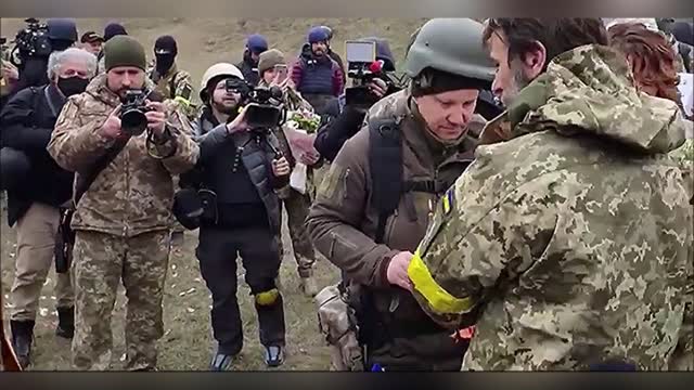 Ukrainian reservists marry at Kyiv checkpoint as Russian army closes in