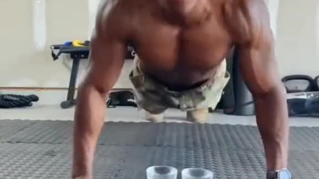 How they do push-ups from the floor in America and Russia !!!