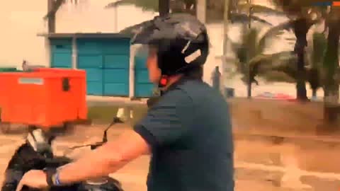 Bolsonaro caindo de moto