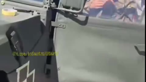 Ukrajinští vojáci maskují vozidla darovaná americkou armádou