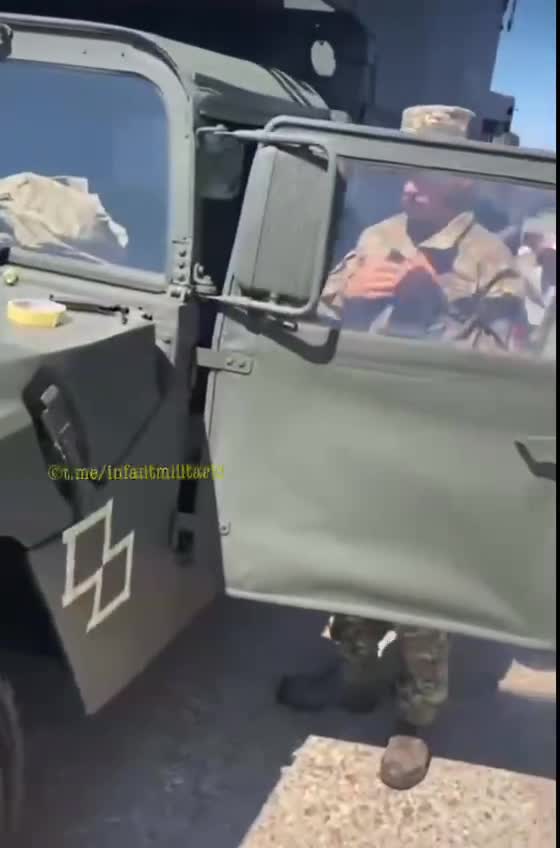 Ukrajinští vojáci maskují vozidla darovaná americkou armádou