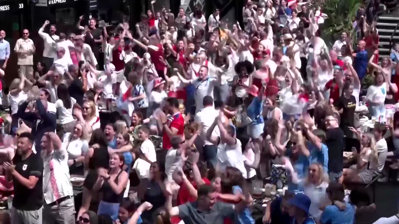 Fans roar as England reaches Women's World Cup final