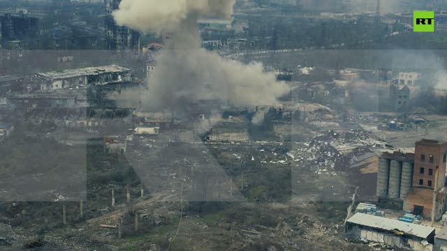 Un veicolo per lo sminamento lancia missili su Azovstal,Mariupol.Sono state rilasciate riprese video che mostrano un veicolo dragamine mentre spara sull'acciaieria Azovstal di Mariupol e sull'area circostante.direzione cimitero altro che Turchia