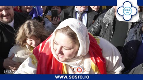 2023/12/01 - Diana Iovanovici Șoșoacă oferă presei pâinea