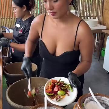 Famous Pattaya Lady Makes Clams Salad - Thai Street Food