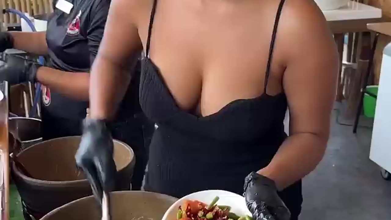 Famous Pattaya Lady Makes Clams Salad - Thai Street Food