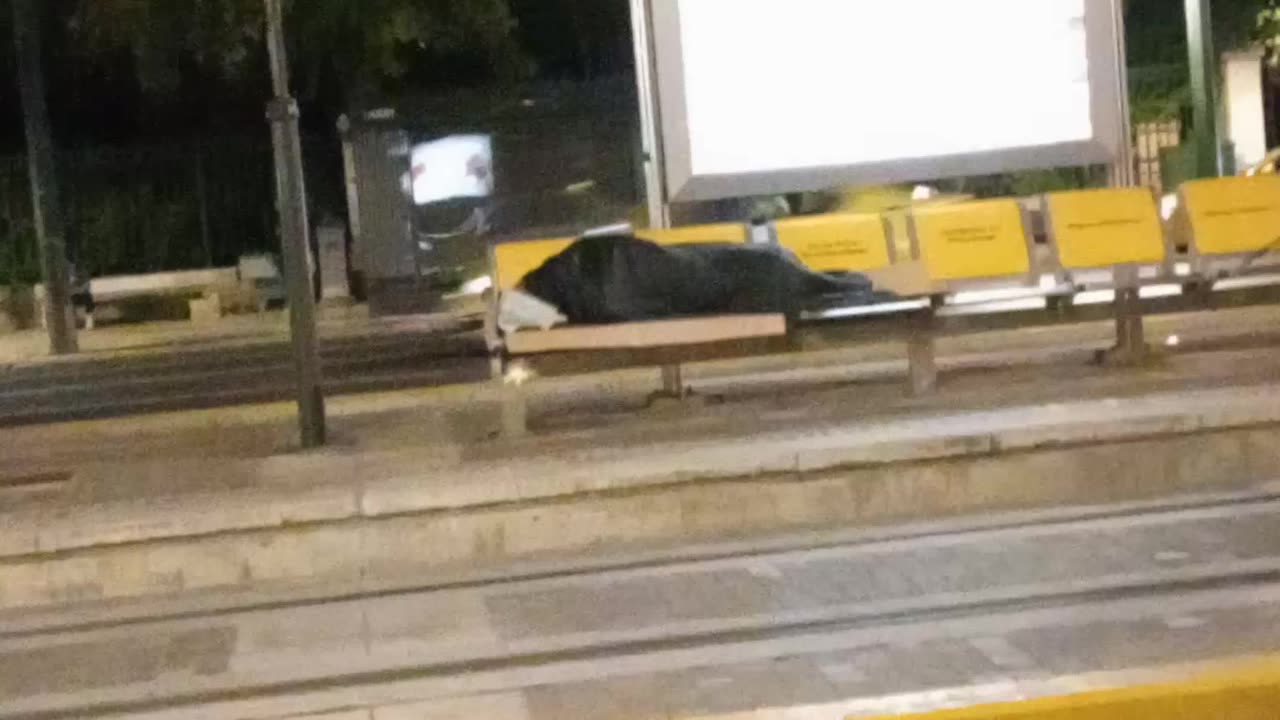 ΑΠΙΣΤΕΥΤΟ ΠΟΥ ΚΟΙΜΟΥΝΤΑΙ ΟΙ ΑΝΘΡΩΠΟΙ ΚΑΙ ΚΑΛΟΠΕΡΝΑΝΕ ΟΙ ΠΟΥΛΗΜΕΝΟΙ ΡΑΣΟΦΟΡΟΙ!!!