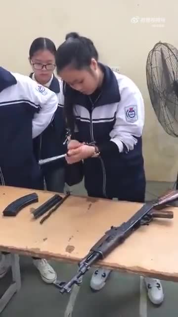 Estudantes do Vietnã aprendem a manusear armas