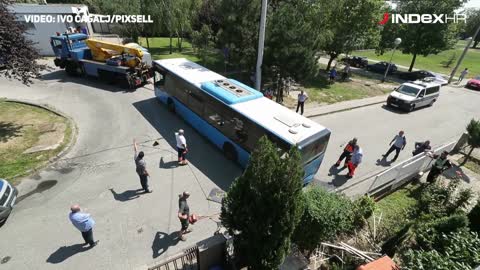 Zagreb: Autobus ZET-a nakon proklizavanja udario u obiteljsku kuću
