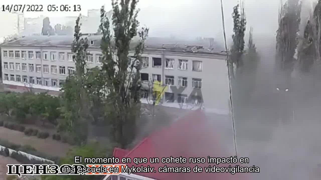 ️ The moment a Russian rocket hit a school in Mykolaiv. VIDEO surveillance cameras